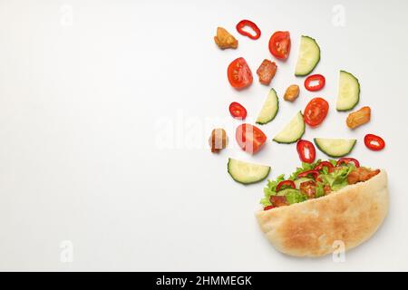 Pita avec poulet et ingrédients sur fond blanc Banque D'Images