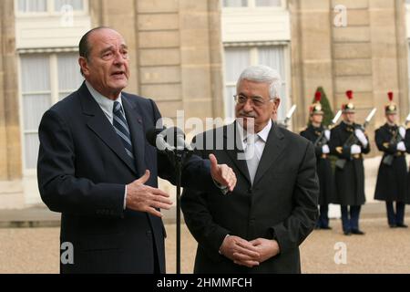 Paris (France), Palais de Elyse : Mahmoud Abbas met fin à ses visites officielles dans plusieurs pays d'Europe. Le Président palestinien est venu en France pour demander le soutien et le soutien de Jacques Chirac pour réactiver le processus de paix entre Israël et le gouvernement d'unité palestinien avec le Hamas (2007/02/24). Banque D'Images