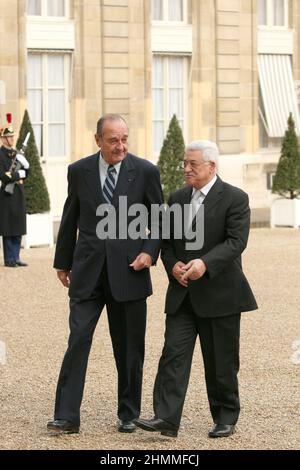 Paris (France), Palais de Elyse : Mahmoud Abbas met fin à ses visites officielles dans plusieurs pays d'Europe. Le Président palestinien est venu en France pour demander le soutien et le soutien de Jacques Chirac pour réactiver le processus de paix entre Israël et le gouvernement d'unité palestinien avec le Hamas (2007/02/24). Banque D'Images