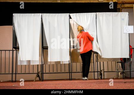 Élections locales : bureau de vote à Rouen (nord de la France) le 15 mars 2020. Femme entrant dans une salle de vote Banque D'Images