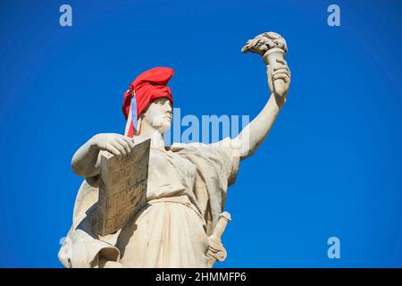 Toulon (sud-est de la France) : statue et fontaine sur la place de la liberté ou statue de ÒPlace de la LiberteÓ de Marianne représentant la France. Ici, la statue avec un chapeau rouge de Phrygian lors d'une protestation contre le passe de santé du pays Banque D'Images