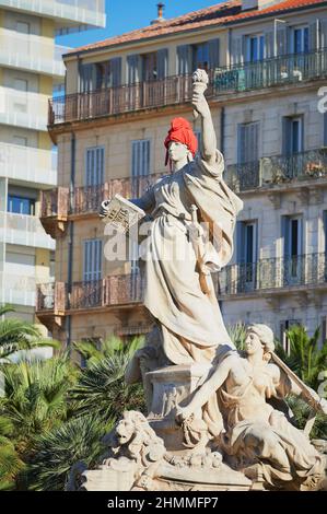 Toulon (sud-est de la France) : statue et fontaine sur la place de la liberté ou statue de ÒPlace de la LiberteÓ de Marianne représentant la France. Ici, la statue avec un chapeau rouge de Phrygian lors d'une protestation contre le passe de santé du pays Banque D'Images