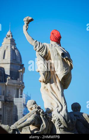 Toulon (sud-est de la France) : statue et fontaine sur la place de la liberté ou statue de ÒPlace de la LiberteÓ de Marianne représentant la France. Ici, la statue avec un chapeau rouge de Phrygian lors d'une protestation contre le passe de santé du pays Banque D'Images