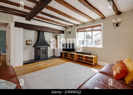 Great Chesterford, Essex - avril 3 2017 - très élégant meublé et décoré ancienne maison de campagne avec cheminée peinte en blanc Banque D'Images