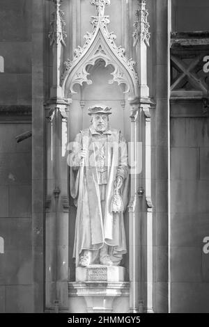 Statue à l'extérieur de la chapelle du collège Corpus Christi, université de Cambridge, Angleterre, de Nicholas Bacon (1509-1579), gardien de Sceau à Elizabeth I. Banque D'Images