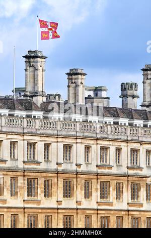 Le drapeau emblématique flotte au-dessus du toit du Clare College, université de Cambridge, Angleterre. Banque D'Images