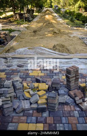 Pose de pavés dans une allée de parc. Réalisation des travaux préparatoires. Mise au point sélective. Banque D'Images