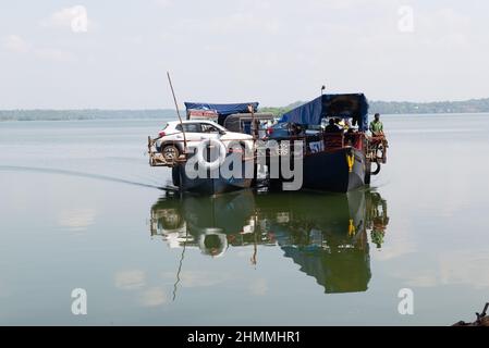 Kolam, Inde - janvier 2022: Seulement 6 voitures et quelques vélos peuvent être transportés sur un petit ferry pour atteindre l'île Munroe dans le lac Ashtamudi Banque D'Images