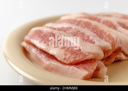 Cou de porc sur fond blanc Banque D'Images