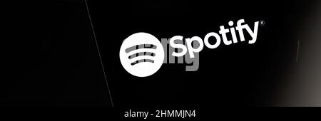 Bannière éditoriale Spotify. Bannière illustrative pour l'actualité de Spotify - un fournisseur de services de diffusion audio et multimédia Banque D'Images