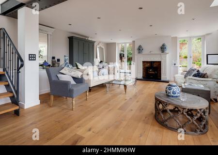 Newport, Essex - juillet 10 2018: Luxueux salon moderne meublé dans une maison à la mode décorée avec des murs peints en blanc, y compris une cheminée Banque D'Images
