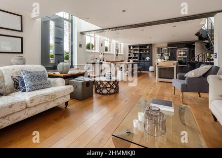 Newport, Essex - juillet 10 2018: Salon ouvert de luxe ouvert à la salle à manger et coin cuisine magnifiquement meublé avec des meubles de haute qualité Banque D'Images