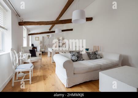 Newport, Essex - 10 2018 juillet : salon peint en blanc avec mobilier blanc assorti Banque D'Images