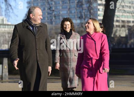 Helen Morgan, députée de LibDem, North Shropshire, en rose, est accueillie à Westminster le premier jour de sa visite à la Chambre des communes après avoir remporté une élection au revoir Banque D'Images