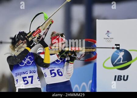 Zhangjiakou, Chine. 11th févr. 2022. Yuliia Dzhima, d'Ukraine, à gauche, et la biathlète tchèque Lucie Charvatova concourent à la course féminine de sprint de 5 kilomètres au centre national de ski de Zhangjiakou, en Chine, le 11 février 7 2022, lors des Jeux Olympiques d'hiver de 2022. Crédit : Roman Vondrous/CTK photo/Alay Live News Banque D'Images