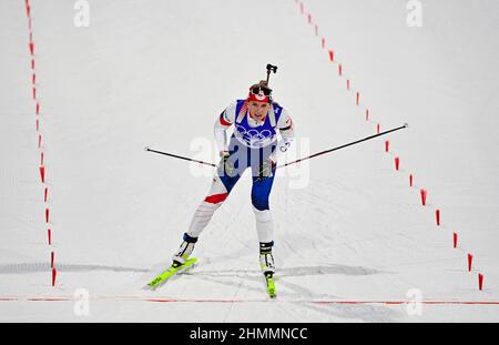 Zhangjiakou, Chine. 11th févr. 2022. La biathlète tchèque Lucie Charvatova termine la course féminine de sprint de 7 5 kilomètres au centre national de ski de Zhangjiakou, en Chine, le 11 février 2022, lors des Jeux olympiques d'hiver de 2022. Crédit : Roman Vondrous/CTK photo/Alay Live News Banque D'Images