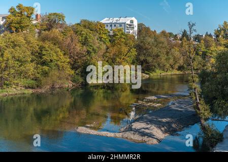 Couleurs d'automne le long de la rivière dans la ville de Bana Luka de Bosnie-Herzégovine Banque D'Images
