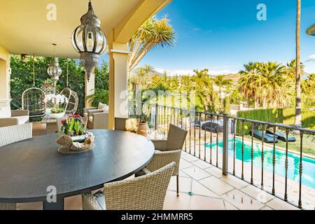 Une image d'une terrasse à manger au bord d'une piscine dans une villa au bord de la Méditerranée Banque D'Images