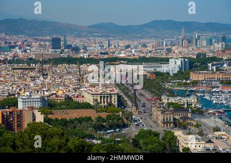 Vue panoramique sur le Passeig de Colom, la Barceloneta, Port Vell Marina, le monument de Christophe Colomb à Barcelone, Catalogne, Espagne Banque D'Images