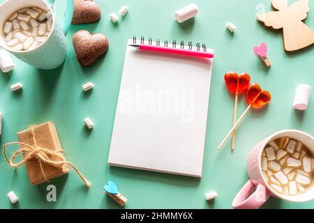 cadeau de saint-valentin et bloc-notes vierge pour le texte, la lettre d'amour, la félicitations Banque D'Images