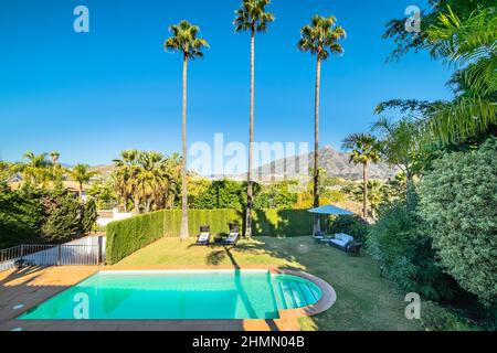 Une image des eaux bleues de la piscine privée à l'intérieur d'une villa à Marbella Banque D'Images