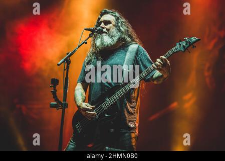 FRANCE, CLISSON, HELLFEST FESTIVAL 2017: Tom Araya, chanteur et bassiste du groupe américain de métal détritus Slayer, en scène pour le concert de clôture du Helffest Festival. Banque D'Images