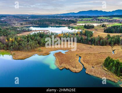 Lac de Grosser Ostersee dans le Fuenfseenland, image de drone, Allemagne, Bavière, Oberbayern, Haute-Bavière Banque D'Images