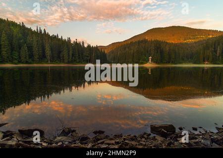 Parc national de Synevir, Ukraine - 19 juillet 2015 : visiti touristique lac de montagne au milieu de la forêt de conifères verdoyantes dans le paysage pittoresque de lever de soleil d'été. b Banque D'Images