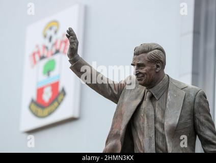 La statue de Ted Bates, à l'extérieur du stade de football de St Mary, stade du Southampton football Club. Banque D'Images