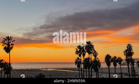 Coucher de soleil sur l'eau à Marina del Rey, CA Banque D'Images