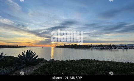 Coucher de soleil sur l'eau à Marina del Rey, CA Banque D'Images