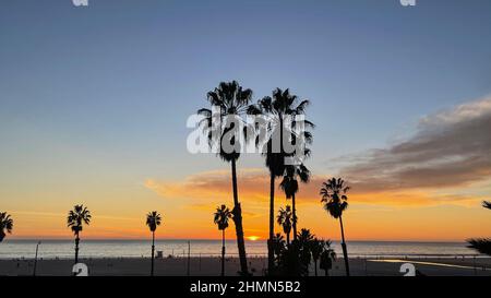 Coucher de soleil sur l'eau à Marina del Rey, CA Banque D'Images