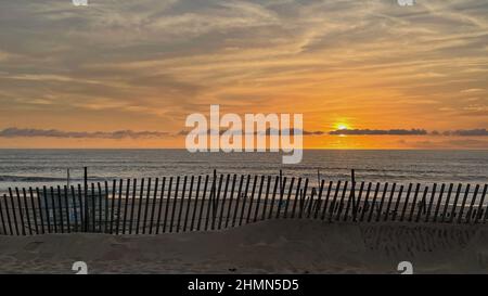 Coucher de soleil sur l'eau à Marina del Rey, CA Banque D'Images