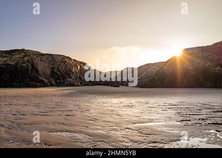 La magnifique baie de Cloughglass et la plage de Burtonport dans le comté de Donegal - Irlande. Banque D'Images