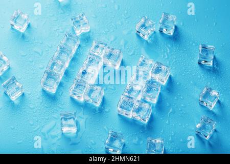 L'inscription GLACE faite de glaçons sur fond bleu Banque D'Images