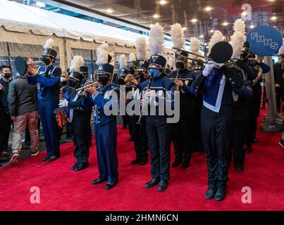 New York, États-Unis. 10th févr. 2022. New York High Schools Marching Band de Susan E. Wagner High School et Forest Hills High School se produit à la soirée d'ouverture de 'The Music Man' sur Broadway au Winter Garden Theatre (photo par Lev Radin/Pacific Press) Credit: Pacific Press Media production Corp./Alay Live News Banque D'Images