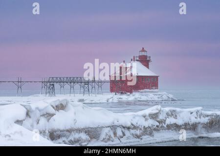 Cette image d'hiver est du phare du lac Michigan à l'entrée est du canal d'expédition situé près de Sturgeon Bay Wisconsin un endroit populaire. Banque D'Images