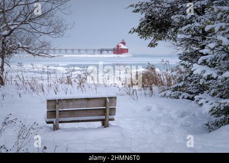 Cette image d'hiver est du phare du lac Michigan à l'entrée est du canal d'expédition situé près de Sturgeon Bay Wisconsin un endroit populaire. Banque D'Images