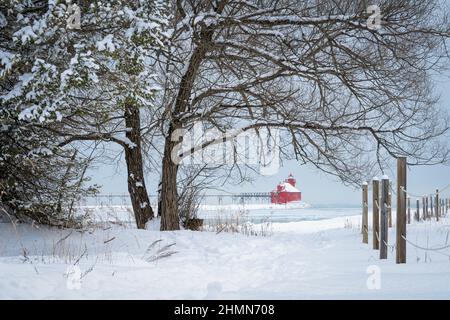 Cette image d'hiver est du phare du lac Michigan à l'entrée est du canal d'expédition situé près de Sturgeon Bay Wisconsin un endroit populaire. Banque D'Images