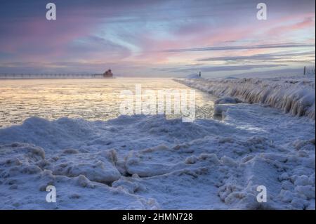 Cette image d'hiver est du phare du lac Michigan à l'entrée est du canal d'expédition situé près de Sturgeon Bay Wisconsin un endroit populaire. Banque D'Images