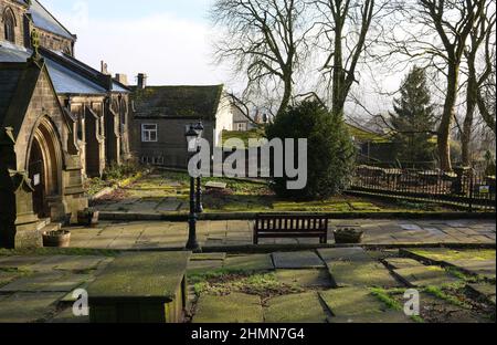 Eglise et cimetière St Michael et All Angels sous le soleil d'hiver, Haworth, West Yorkshire Banque D'Images