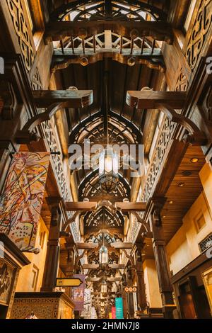 Dubaï, Émirats arabes Unis, Émirats arabes Unis - 25 mai 2021 : plafond dans les centres commerciaux Souk Madinat Jumeirah. Madinat Jumeirah, c'est le shopping, l'hôtel et les affaires Banque D'Images