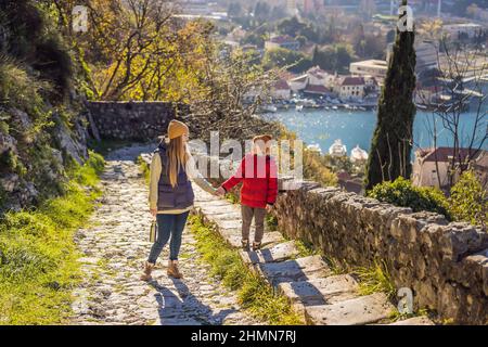 Parents et fils voyageurs au Monténégro dans la vieille ville de Kotor échelle de Kotor Fortress randonnée sentier.Vue aérienne de drone Banque D'Images