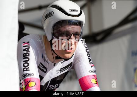 Emiel Vermeulen (Team Roubaix Lille Métropole - Go Sport) vu alerte au début de l'épreuve temps individuel.l'édition 7th du Tour de la Provence se déroule du 10 au 13 février 2022. La course a 3 étapes et un prologue. Le prologue est un essai de 7,1 kilomètres dans la ville de Berre-l'etang (Bouches-du-Rhône). Le gagnant du prologue est Filippo Ganna. Crédit : SOPA Images Limited/Alamy Live News Banque D'Images