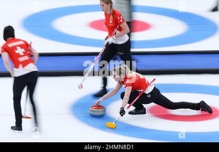 Pékin, Chine. 11th févr. 2022. Alina Paetz (C) de Suisse participe à la session ronde des femmes en curling 3 des Jeux Olympiques d'hiver de Beijing 2022 entre la Suisse et le CRO au Centre National de la natation à Beijing, capitale de la Chine, le 11 février 2022. Crédit: Wang Jingqiang/Xinhua/Alay Live News Banque D'Images