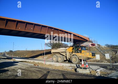 Des engins de terrassement lourds passent sous un pont sur la route Leeds orbital yorkshire royaume-uni Banque D'Images