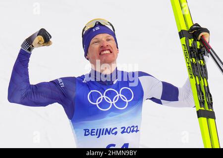 Zhangjiakou, Chine 20220211.le gagnant de l'or Iivo Niskanen, de Finlande, applaudit dans la zone d'arrivée pendant le ski de fond 15 km d'hommes classiques pendant les Jeux Olympiques d'hiver à Beijing 2022. Photo: Heiko Junge / NTB Banque D'Images