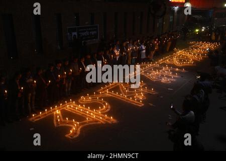 L'organisation de journalistes bangladaise Dhaka reporter's Unity procède à une veillée aux chandelles pour exiger justice pour les deux journalistes Sagar Sarowar et Meherun Runi tués il y a 10 ans et dont le meurtre n'est pas résolu. Dhaka, Bangladesh, le 10 février 2022. Photo de Habibur Rahman/ABACAPRESS.COM Banque D'Images