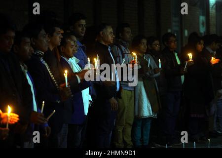 L'organisation de journalistes bangladaise Dhaka reporter's Unity procède à une veillée aux chandelles pour exiger justice pour les deux journalistes Sagar Sarowar et Meherun Runi tués il y a 10 ans et dont le meurtre n'est pas résolu. Dhaka, Bangladesh, le 10 février 2022. Photo de Habibur Rahman/ABACAPRESS.COM Banque D'Images