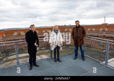 Nuremberg, Allemagne. 11th févr. 2022. Le ministre-président Markus Söder (CSU, r) inspecte le bâtiment de la salle des congrès sur l'ancien site du rassemblement du parti nazi avec le directeur de la Fondation des monuments commémoratifs bavarois et le vice-président du Parlement d'État bavarois Karl Freller (l) et le maire de Nuremberg Dr. Julia Lehner (M). Ici, les trois sont debout sur une plate-forme à la cour intérieure de la salle des congrès. Credit: Daniel Löb/dpa/Alay Live News Banque D'Images